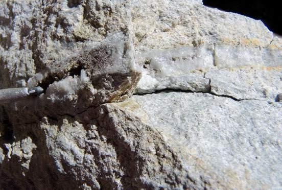 4h), quartz-alunite and, higher on the slope (Fig. 4b), granular silica contain <10 to 32