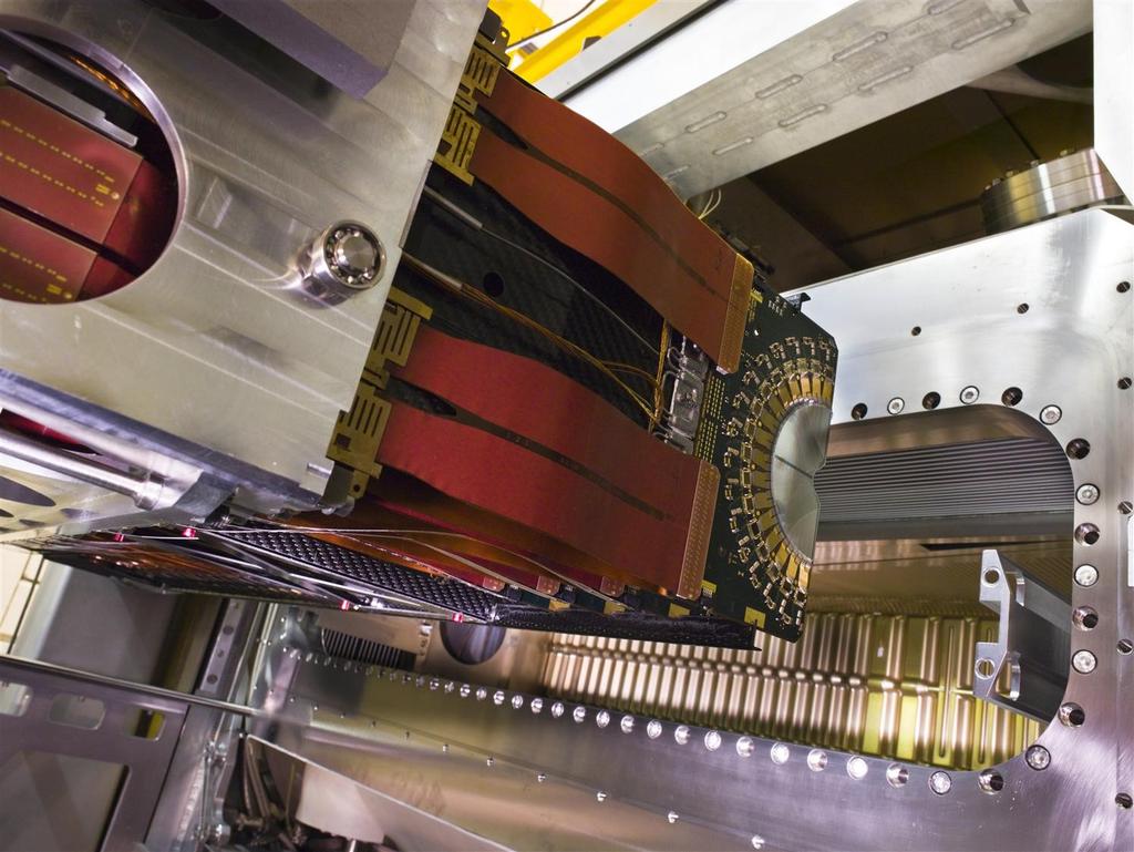 The LHCb detector Typical topology : Installation of the Vertex Locator VErtex LOcator RICH detectors Calorimeters Resolve fast BS oscillation excellent vertex resolution Background reduction : very