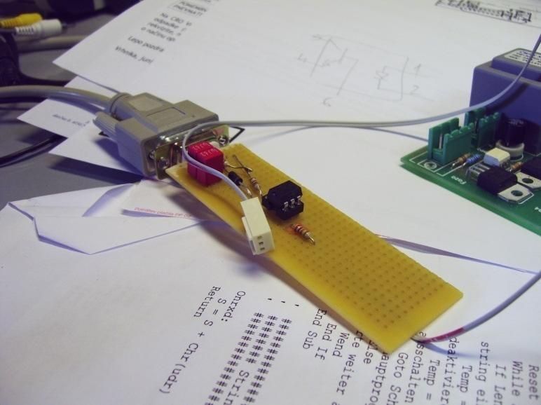 Napravico sem naredil na testni ploščici (proto board-u) in izgleda tako: Lepo se vidi ploski kabel, ki se konča s 3-polno vtičnico za omenjeni 3-polni konektor, čeprav potrebujemo samo dve žili, +5V