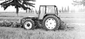supporting wheel of the frontal plough establishing a correlation between the number of plough bodies of the frontal plough and the back plough, with a view to an optimum charge of the tractor axles