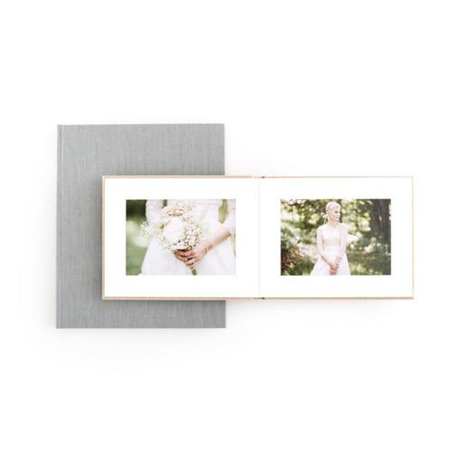 With different sizes and a variety of covers to choose from, you'll sure be able to find a Matted Folio or Album