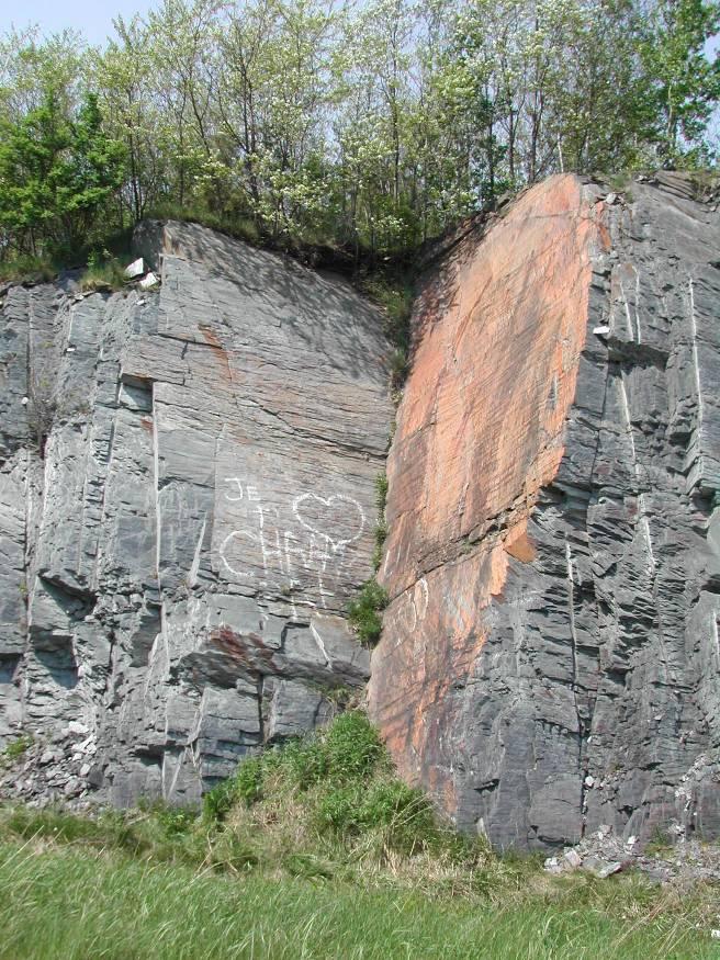 2 m 3 and delineated by two fractures oriented at 6 o /127 o and 61 o /24 o. sedimentary rocks (schist, sandstone, and siltstone), Tremblay (1992).