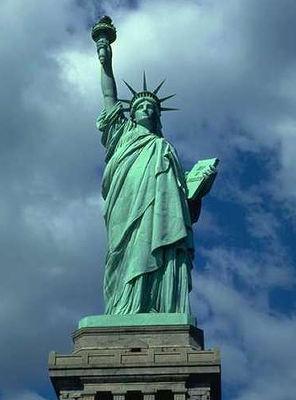 10-million (10 7 ) tons The Statue of Liberty is about 250 tons, 10,000,000 tons is 40,000 Statues of