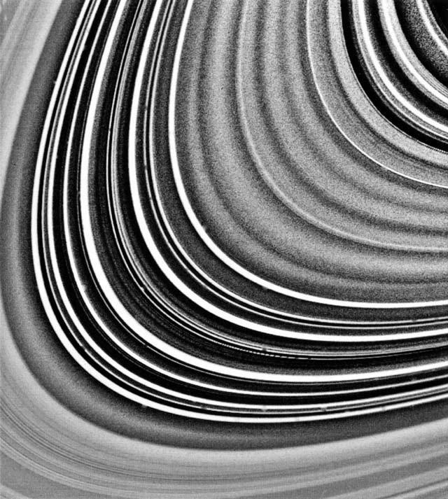 Saturn : rings can be seen even