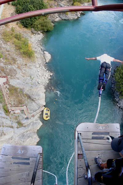 Bungee jumping: types of energy P E t Image credit:
