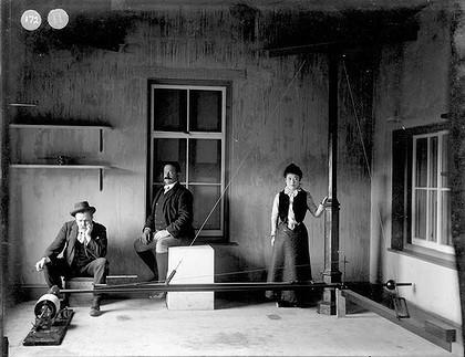 Some history First modern seismograph (1880-1885) Horizontal pendulum Pioniers: John Milne, Sir James Alfred Ewing