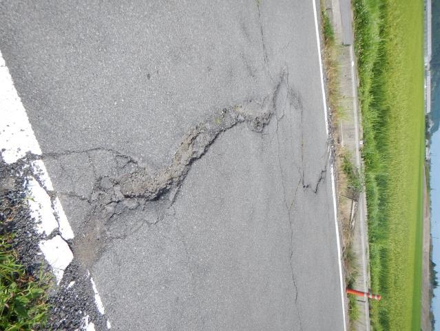 Photo 7 Graben-like rupture at the Ozato/Yuyama area (taken toward the northwest on May 11, 2016) Photo 9 Shortening cracks of road and curbstone around paddy fields located in marsh
