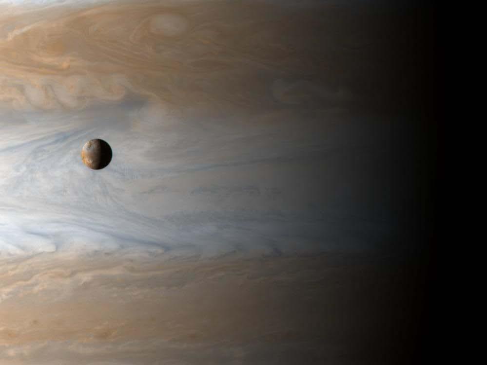 Today in Astronomy 111: Jupiter, its atmosphere and its magnetic field Asteroid leftovers Albedo and emissivity The ice line and the icy domain of the giant planets