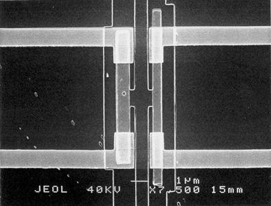 470 (d) 0.226-300 -150 0 150 300-5.475-200 -100 0 100 200 Fig. 3 SEM micrographs of EBL devices (a,b). These devices have F1-F2 spacings of 1.