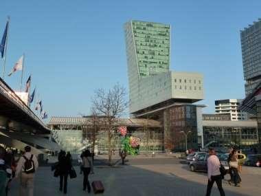 Focus on Lille Europe (EuraLille): high speed railway station as a motor of urban regeneration Strategic planning at a wide scale: 1 241 580 inhabitants (21% of regional population) + 500.