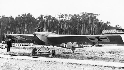 Mudry) In 1915, Junkers constructed a steel plane Cantilevered wing