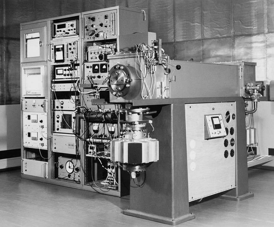 Brief history of the atomic clock at PTB January 1959 Official start of the emission of the time signals via the transmitter DCF77 (second defined on an astronomical basis) March 1967 International