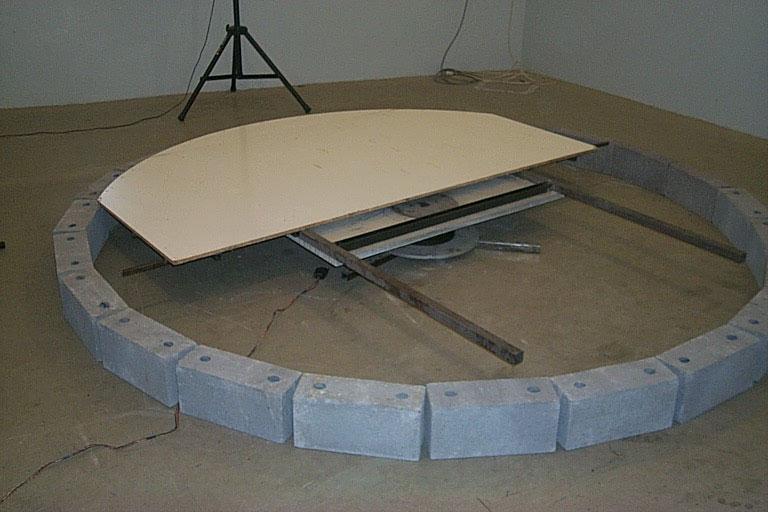 Figure 4. Centrally supported turntable at ULg.