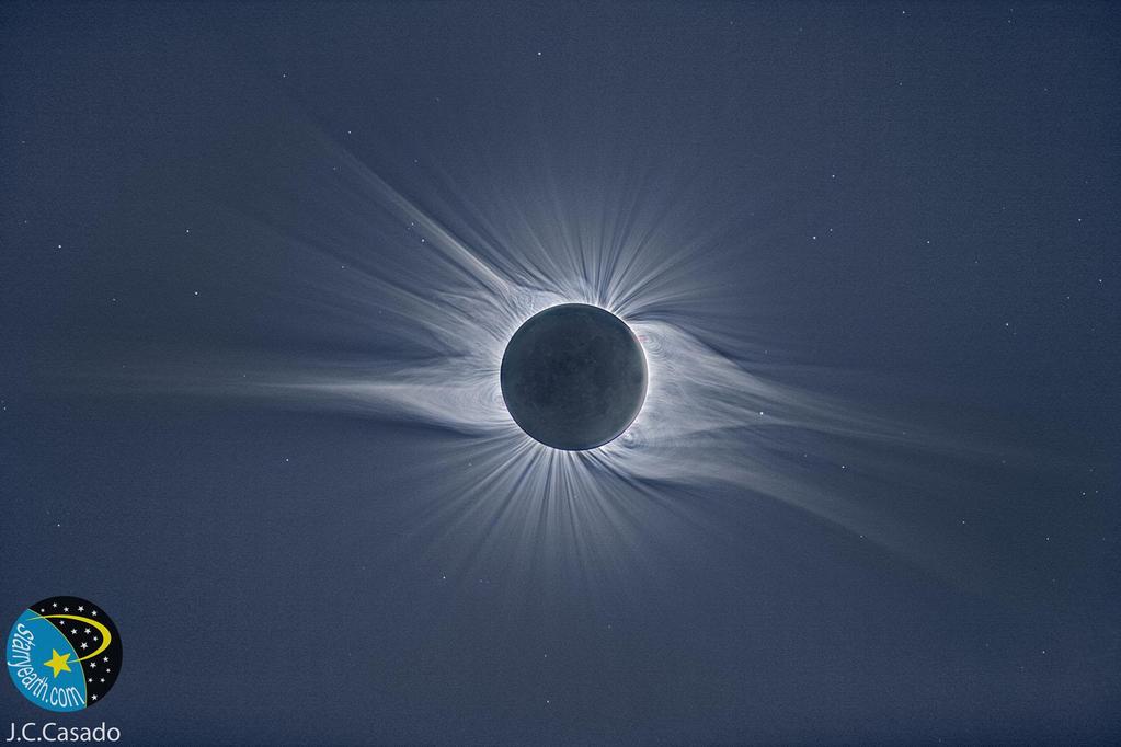 Baily's Beads and solar chromosphere at second contact of the eclipse of November 13 th, 2012 observed in Cairns, Australia (credits J.C. Casado, gloria-project.