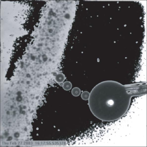 The emulsion was injected in the gap via a syringe in the front of the stationary droplet. The diameter of the droplets were in the 5 2µm range, allowing the emulsion to float like a cloud in the gap.