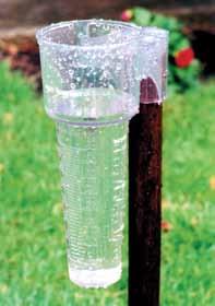 Approx size: 200mm x 125mm EN44-242 Plastic Rain Gauge Copper Rain Gauge With 127mm diameter rim with inner can and measuring cylinder calibrated in mm. Weight 1.1Kg.