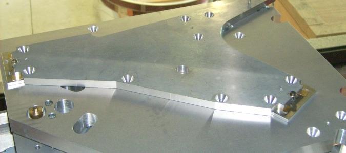 simply insert the CD into the chamber (without further necessity of aligning) CD- base plate with cones for