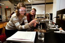 Overview Undergraduate Education in green chemistry at the U of MN Graduate Student/Postdoc Training through teaching, faculty research & the Center for