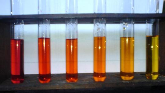 6.2. Metiloranž Metiloranž je organsko barvilo. Je indikator za kisline, ki se pogosto uporablja za titracijo. Primeren je za uporabo saj ima jasen barvni prehod.