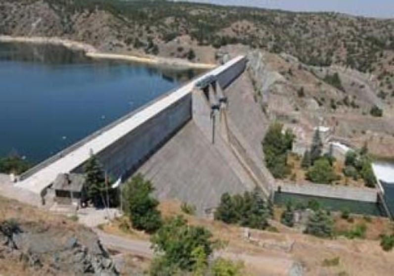 DAM TYPES Concrete dams Gravity Dams ButtressDams Arch Dams Gravity Dams Use their triangular shape and the sheer weight of their rock and concrete structure to hold back the water in the reservoir.