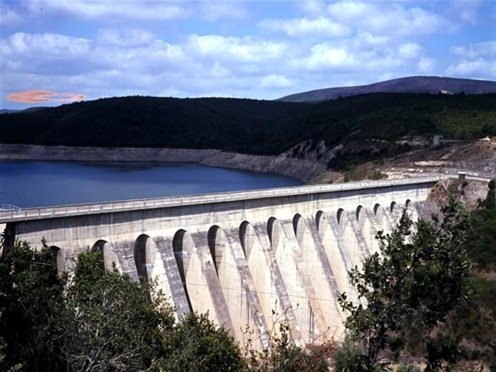 DAM TYPES Buttress Dams use multiple reinforced columns to support a dam that has a relatively thin structure.