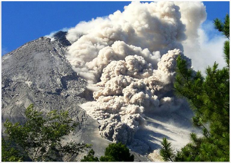 2) Figure 1 shows a pyroclastic flow. Figure 1 a) Underline the correct sentences that describe a pyroclastic flow. i) A pyroclastic flow is made up of hot molten rock.