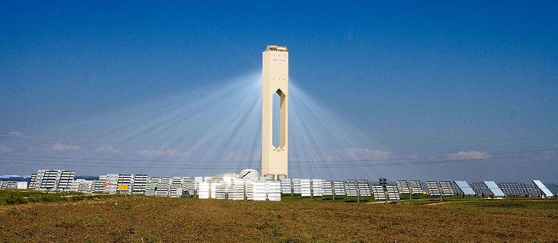 Another strategy is the Solar Power Tower. A collection of flat tracking mirrors focus the sun s energy on a heat transfer material at the top of the tower.
