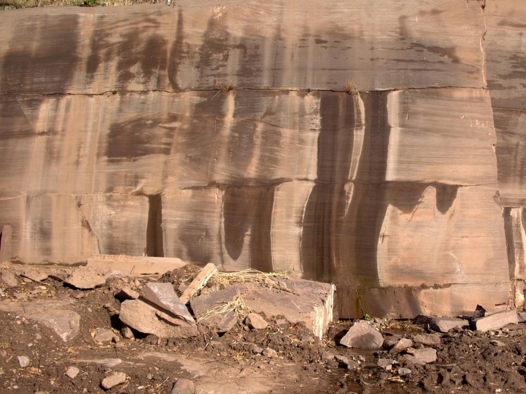 Figure 4.2 Photograph showing the bedding and natural joints of the stone in the quarry.