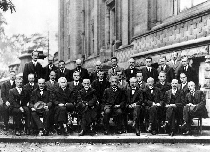 34 Description of the experimental setup Figure 2.6: Fifth Solvay conference in Physics, 1927, Electrons et photons. Assistants were, from left to right and from top to bottom: A. Piccard, E.