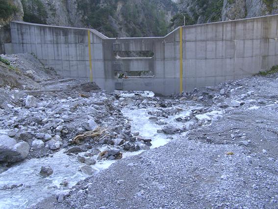 784 Fig. 7. Temporary deposition behind a sorting debris-retention Sabo dam, eroded again later by the same flood, leaving the retending basin almost empty (Schnannerbach, Stanzer Valley).