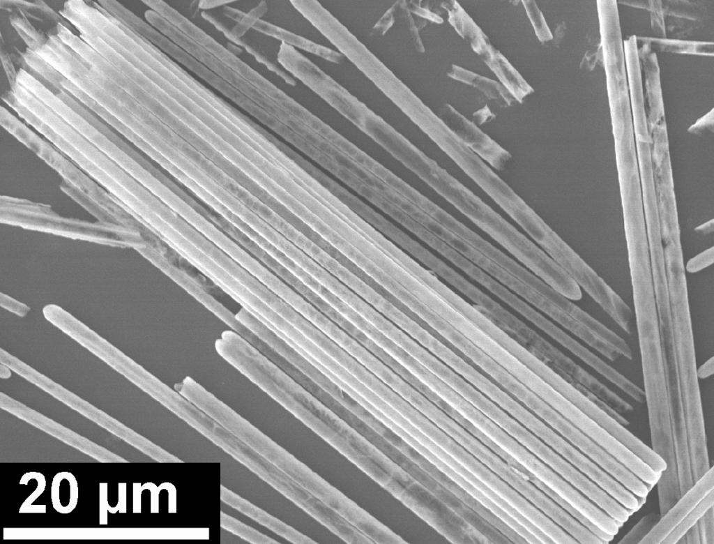 a b Figure 5.4: (a) SEM image of a bundle of ferroelectric nanoshell tubes consisting of BaT io3 with a diameter of 1 µm.