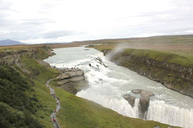 106 8 Gullfoss Fig. 8.1 General overview of the waterfall Gullfoss. View east, the waterfall consists of two main steps, with a total drop (waterfall height) of 32 m.