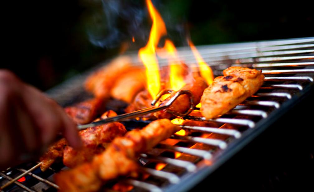 BEER GARDEN BBQ P AC KAGE $4 0 P E R HE A D, M I N I M U M O F 5 0 G U E ST S AVA I L A BLE F O R L U N C H A N D D I N N E R MENU INCLUDES: Cumberland sausages Beef burger patties (vego available on