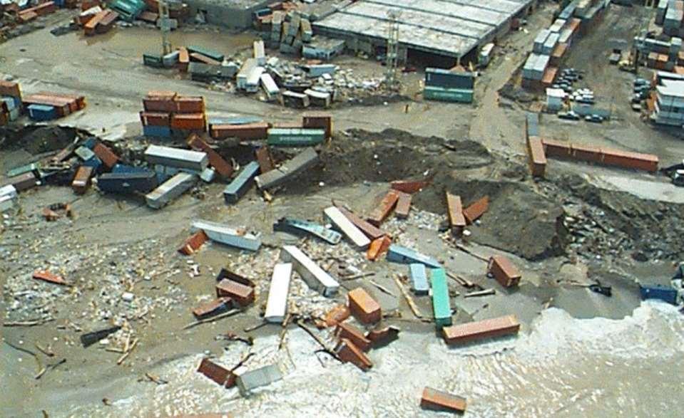 Flash flood damage to seaport at Maiquetía.