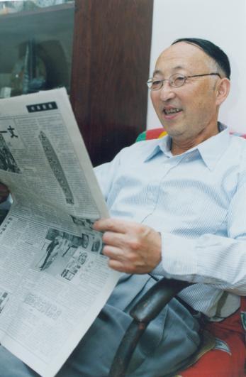 He graduated from Beijing College of Geology in 1956, and completed his graduate studies in palaeontology and stratigraphy in1961.