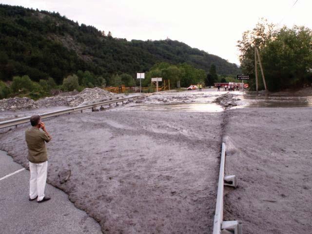Regional assessment of debris flow impacts on transport infrastructures Debris flows may have dramatic consequences for the security of transport infrastructures in mountainous regions.