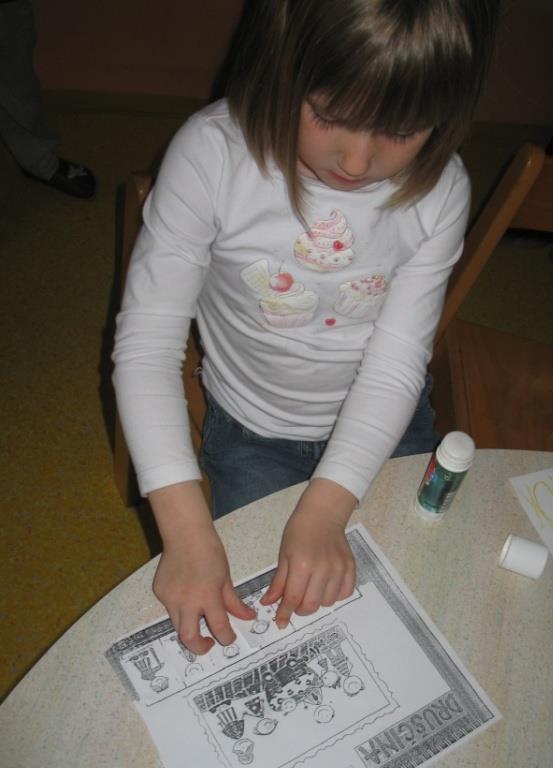 Slika 6: Deklica pri reševanju matematične naloge urejanja po starosti.