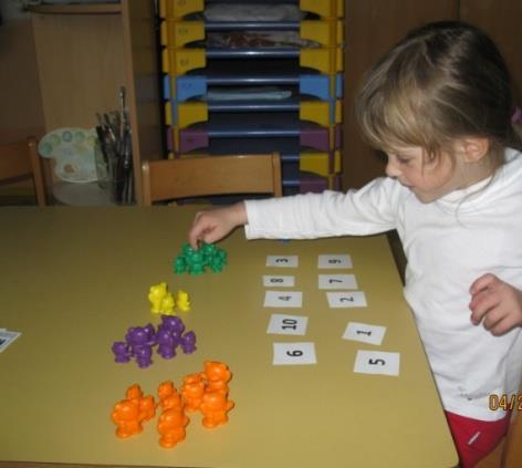 8. naloga: SIMBOLI CILJ: Otrok poišče ustrezen simbol preštevani množici. Otrok reši 5 primerov: 1, 3, 6, 7, 10 s pomočjo konkretnega materiala.