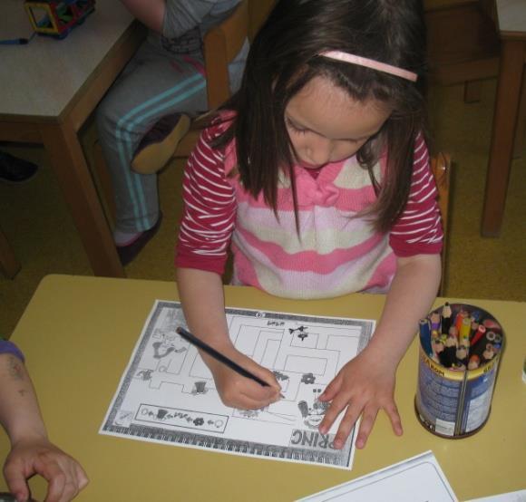 Slika 17: Deklica pri reševanju matematične naloge iz orientacije na ploskvi.