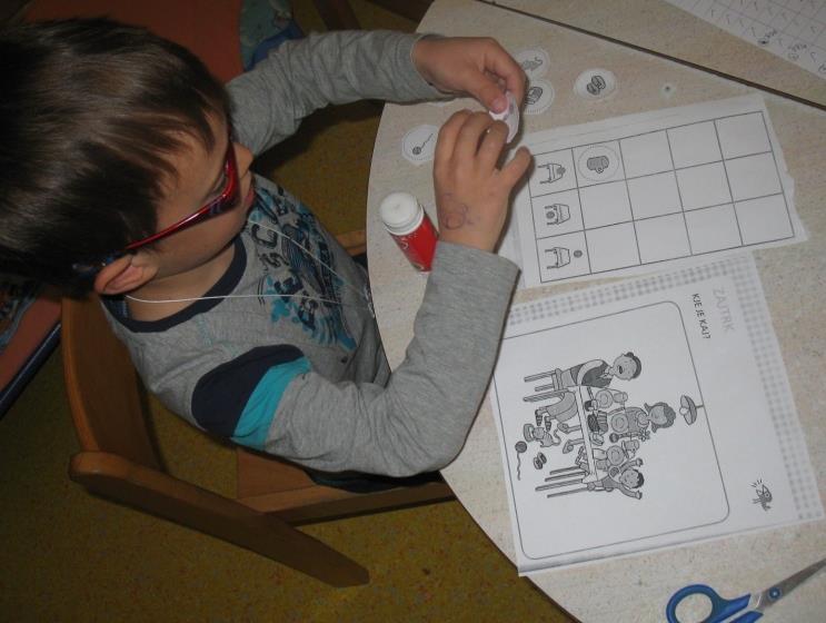 Slika 19: Deček pri reševanju matematične naloge iz orientacije v preglednici.