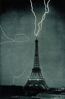 By M. G. Loppé [Public domain], via Wikimedia Commons In lightning the temperature can reach 30 000 C. This causes nitrogen and oxygen in the air to react, producing nitrogen oxide.