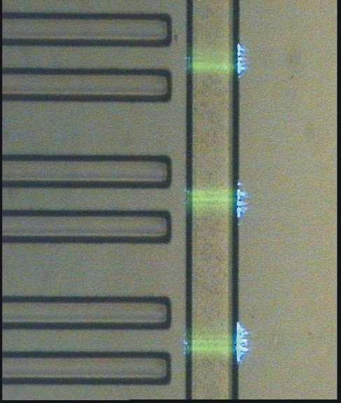 50 µm Fluidic channel Waveguides Particle velocity measurements Fluorescence [A.U.] -0.5-1.0-1.5-2.0-2.5-3.0-3.5-4.