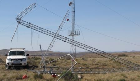 ) Site visit only possible 16 August Top section of mast collapsed,
