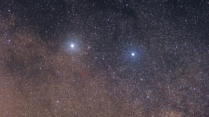Scientists say they found an Earth-like planet By Scientiﬁc American, adapted by Newsela staff on 08.30.16 Word Count 971 The two bright stars are (left) Alpha Centauri and (right) Beta Centauri.