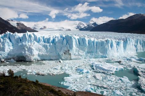 5. Glaciers a) A moving of ice and snow b) Ice once covered to heights of 600-1,000 m c) As glaciers flow, they pick up large fragments that act as grinding tools to
