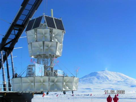 ANITA (Antarctic Impulsive Transient Antenna) detect radio wave from showers