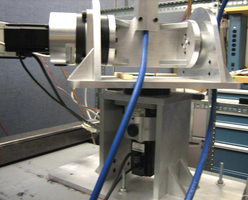 The azimuthal positioning mechanism is used for angular positioning of the entire link mechanism inside the wing-box and serves to expand the workspace of the robot arm.