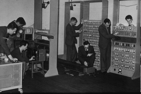 More EDSAC Photos Electronic Delay Storage Automatic Computer Construction and key punching. TELL Swinnerton-Dyer operating system story? SD is the guy in the photo in the upper right.