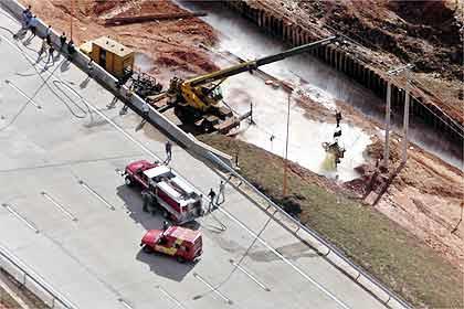 Importance of a unified and precise Geodetic Reference System Example: construction accident in São Paulo in 2001 when a GPS controlled machine hit a oil