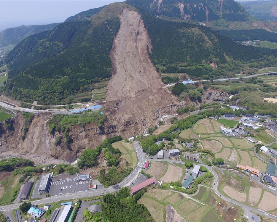 Disaster Conditions around Aso Ohashi Bridge Outline of Earthquakes Foreshock Date and time of occurrence: April 14, 21:26 Epicenter: Kumamoto region, Kumamoto Prefecture Scale: Magnitude: 6.